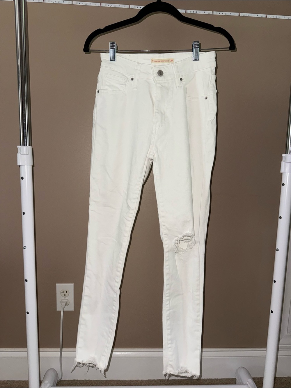Levi's White Skinny Jeans with Knee Rip